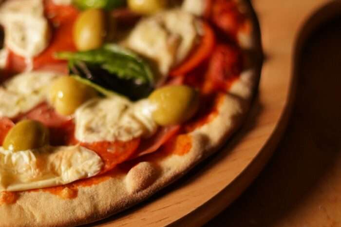 Hausgemachte Pizza mit Oliven und Mozzarella