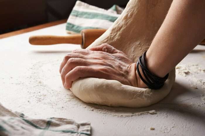 Hand knetet Teig auf Tisch