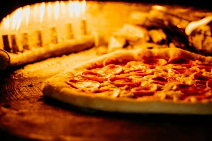 Pizza im Holzofen gebacken