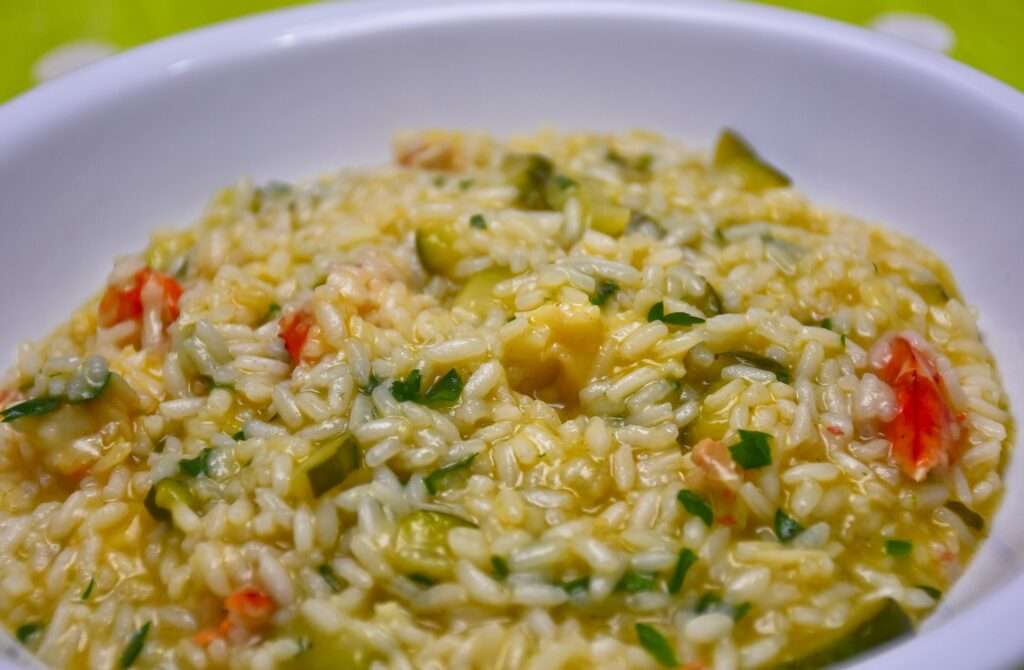 Risotto mit Gemüse in weißer Schale
