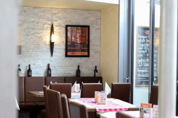 Gemütliches Restaurant mit Weintisch und Tafel.