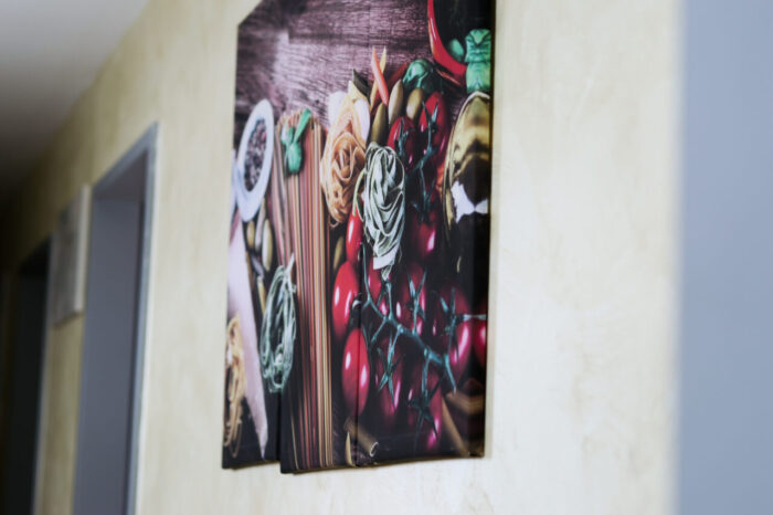 Foto von Gemüse und Pasta an der Wand