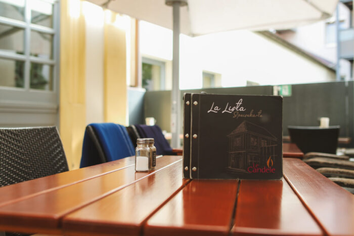 Restauranttisch mit Speisekarte im Außenbereich