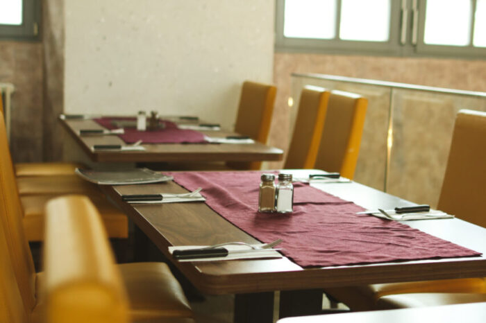 Elegantes Restaurant mit gedeckten Tischen