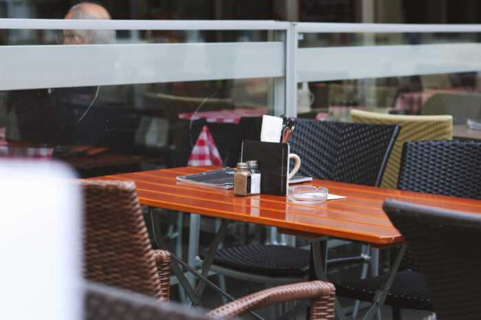 Leerer Tisch im Freien eines Cafés
