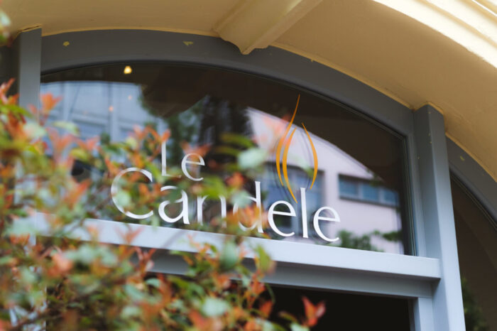 Restaurantfenster mit Logo