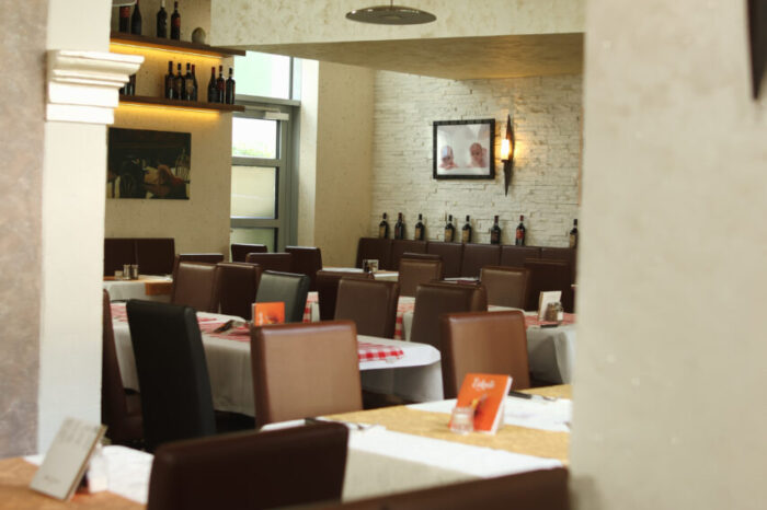 Leeres Restaurant mit Tischdekoration und Regalen.