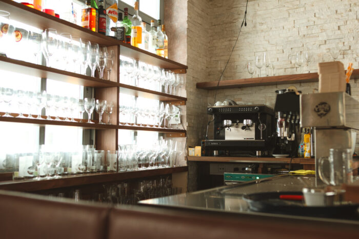 Bar mit Glasregalen und Kaffeemaschine