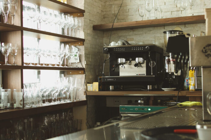 Leere Bar mit Kaffeemaschine und Gläsern.
