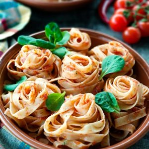 Tagliatelle mit Tomatensauce und Basilikum